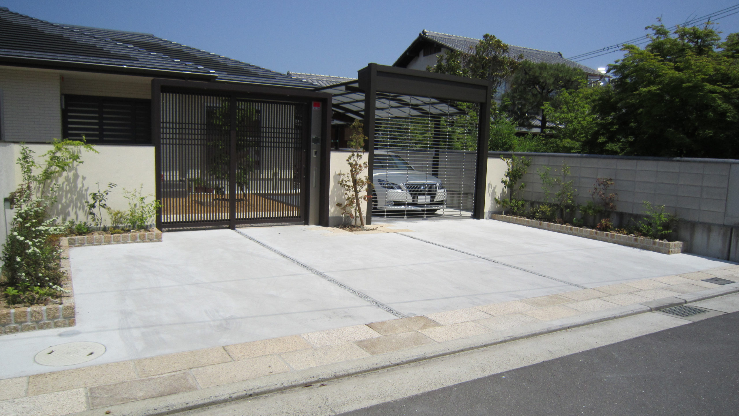 香川県 高松市｜玄関前のスペースを広々取ったお庭