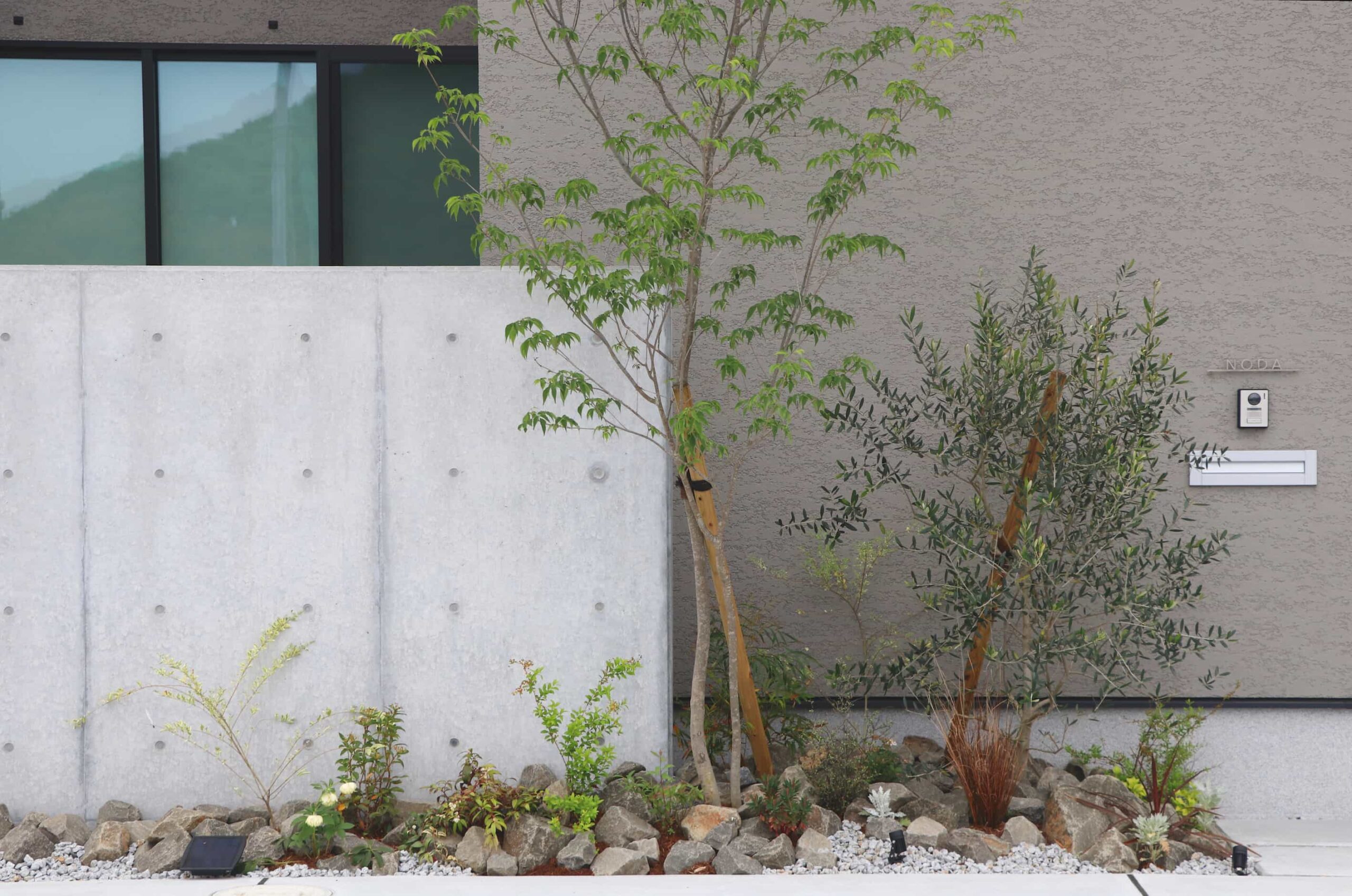 高松市のお庭施工例｜植栽とコンクリートの対比が美しい外構