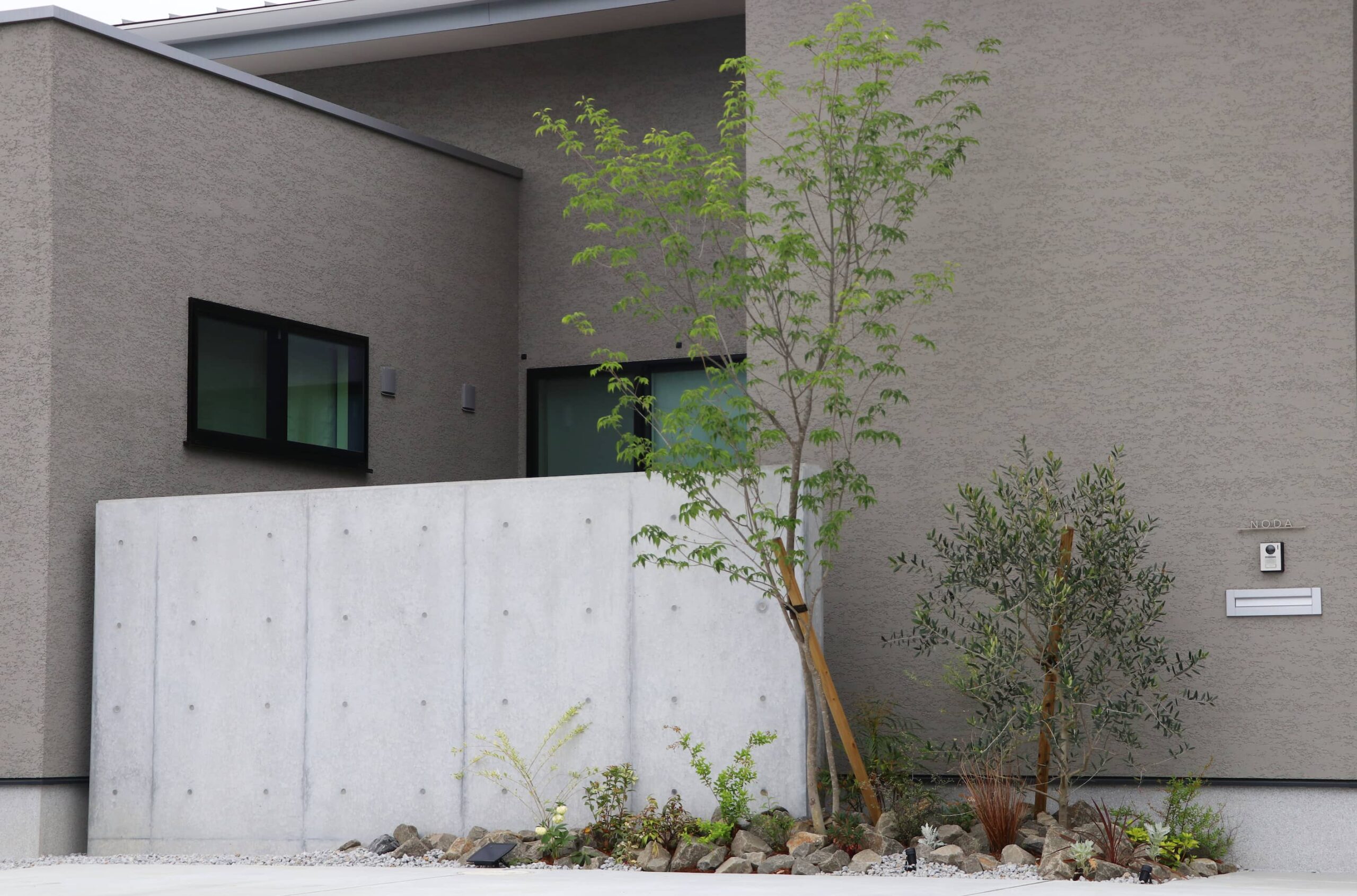 高松市のお庭施工例｜植栽とコンクリートの対比が美しい外構