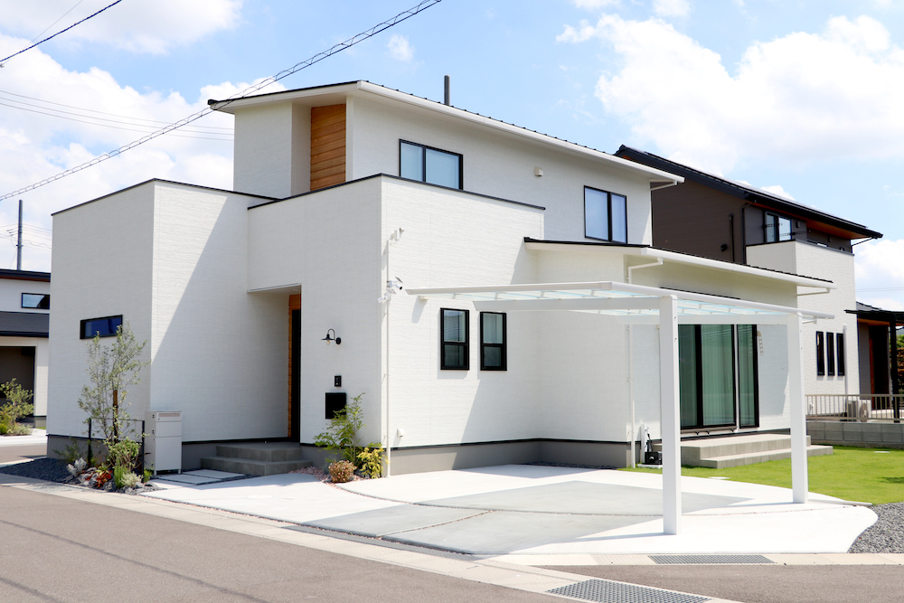 綾川町のお庭施工例｜彩が調和する外構