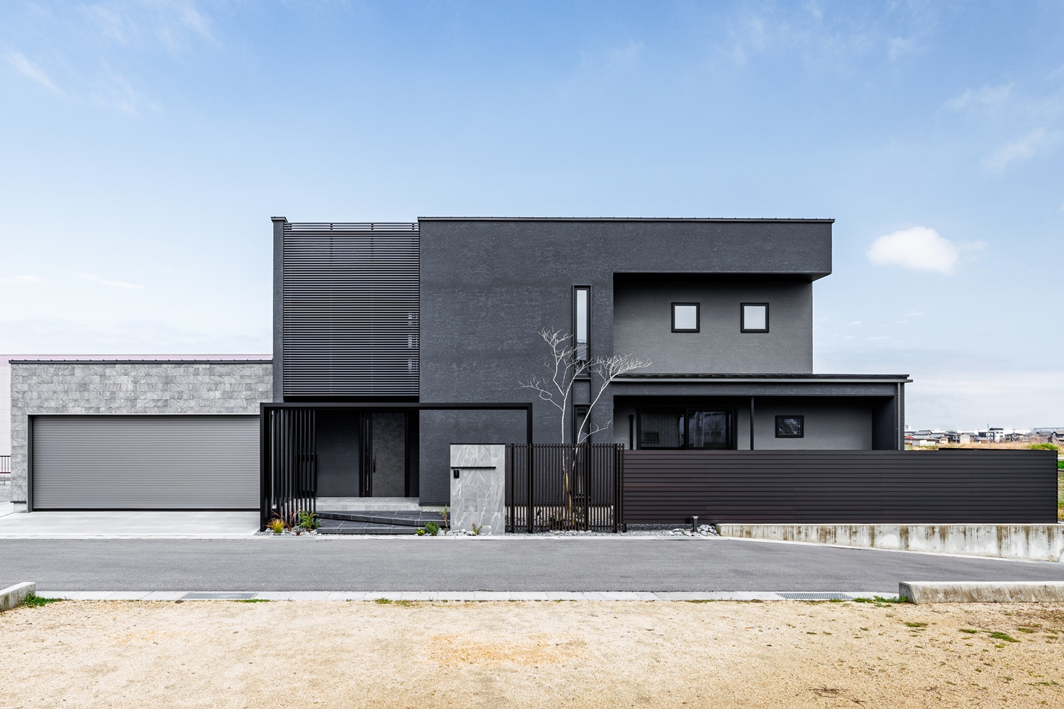 香川県多度津町の外構施工例｜品格のあるファサードと斜めが魅せる外構